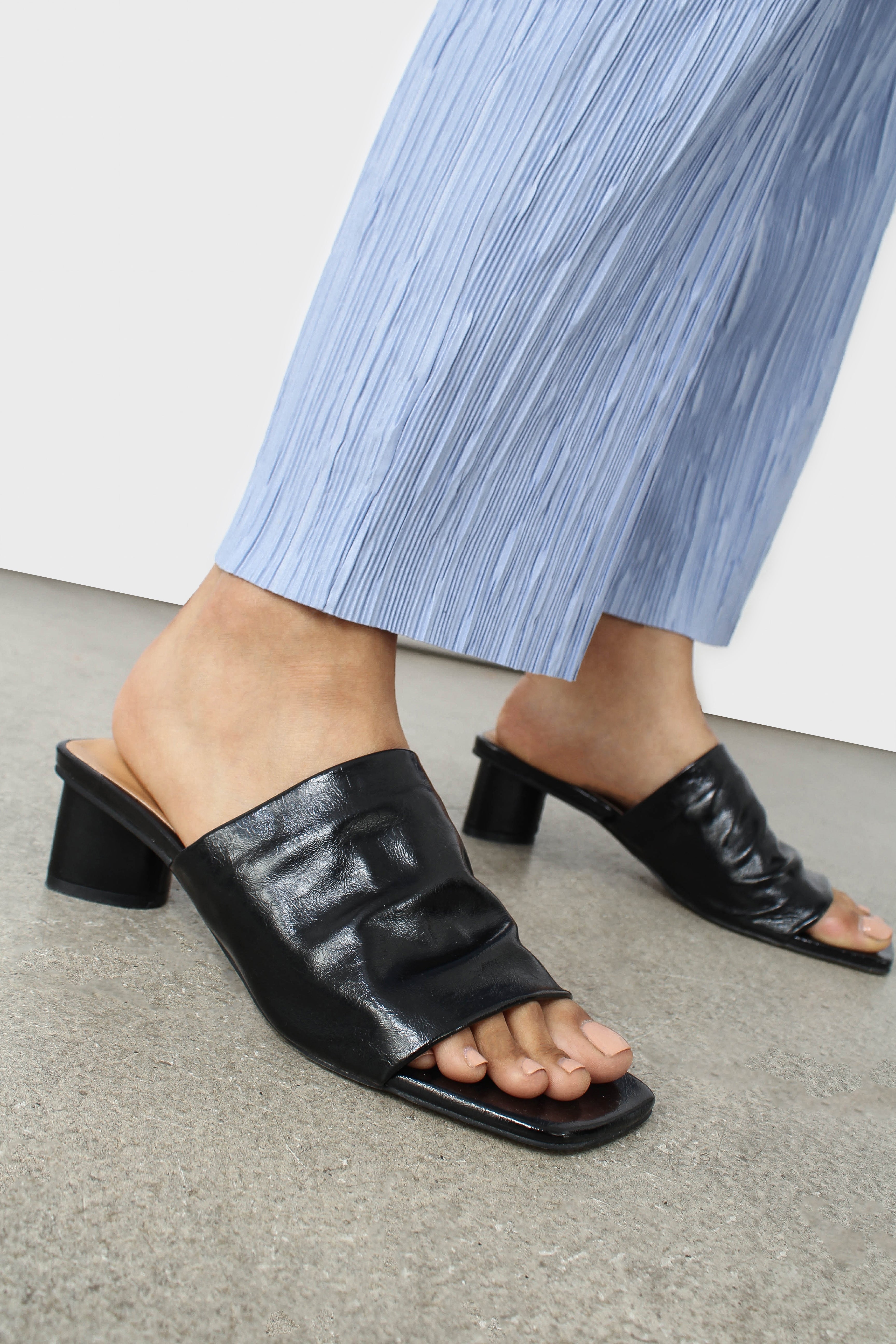 Black shine triangle mid heeled mule_14