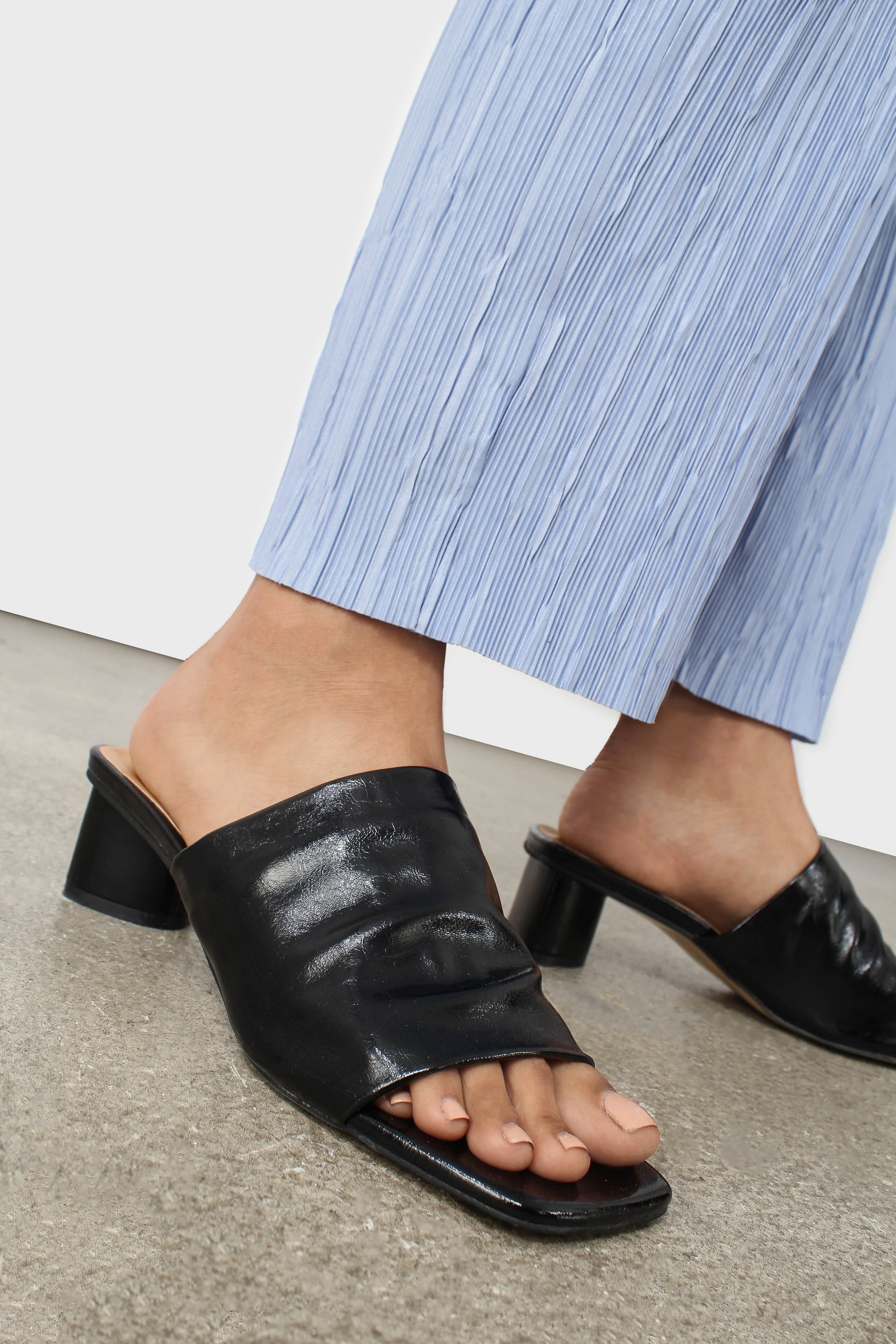 Black shine triangle mid heeled mule_15