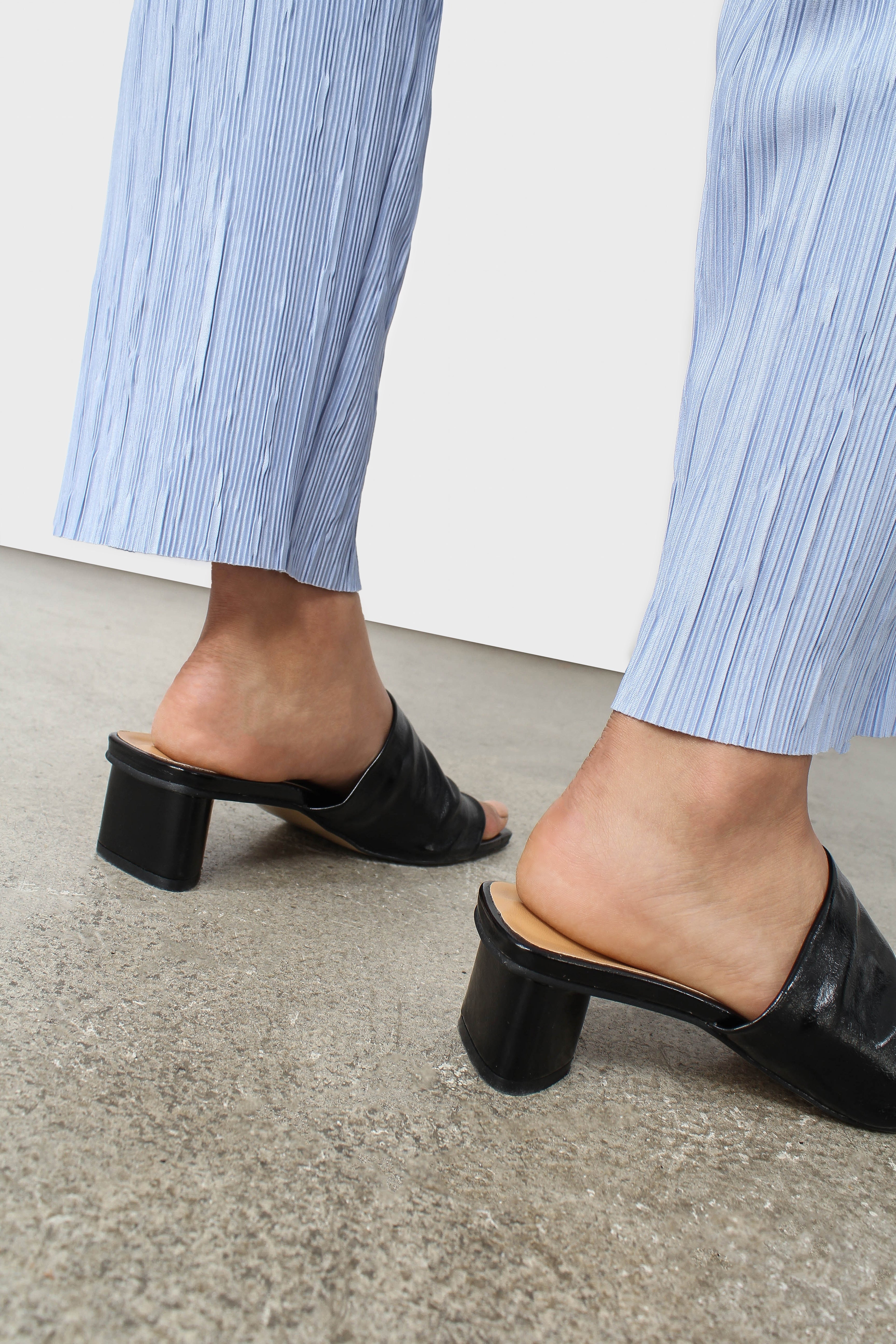 Black shine triangle mid heeled mule_17