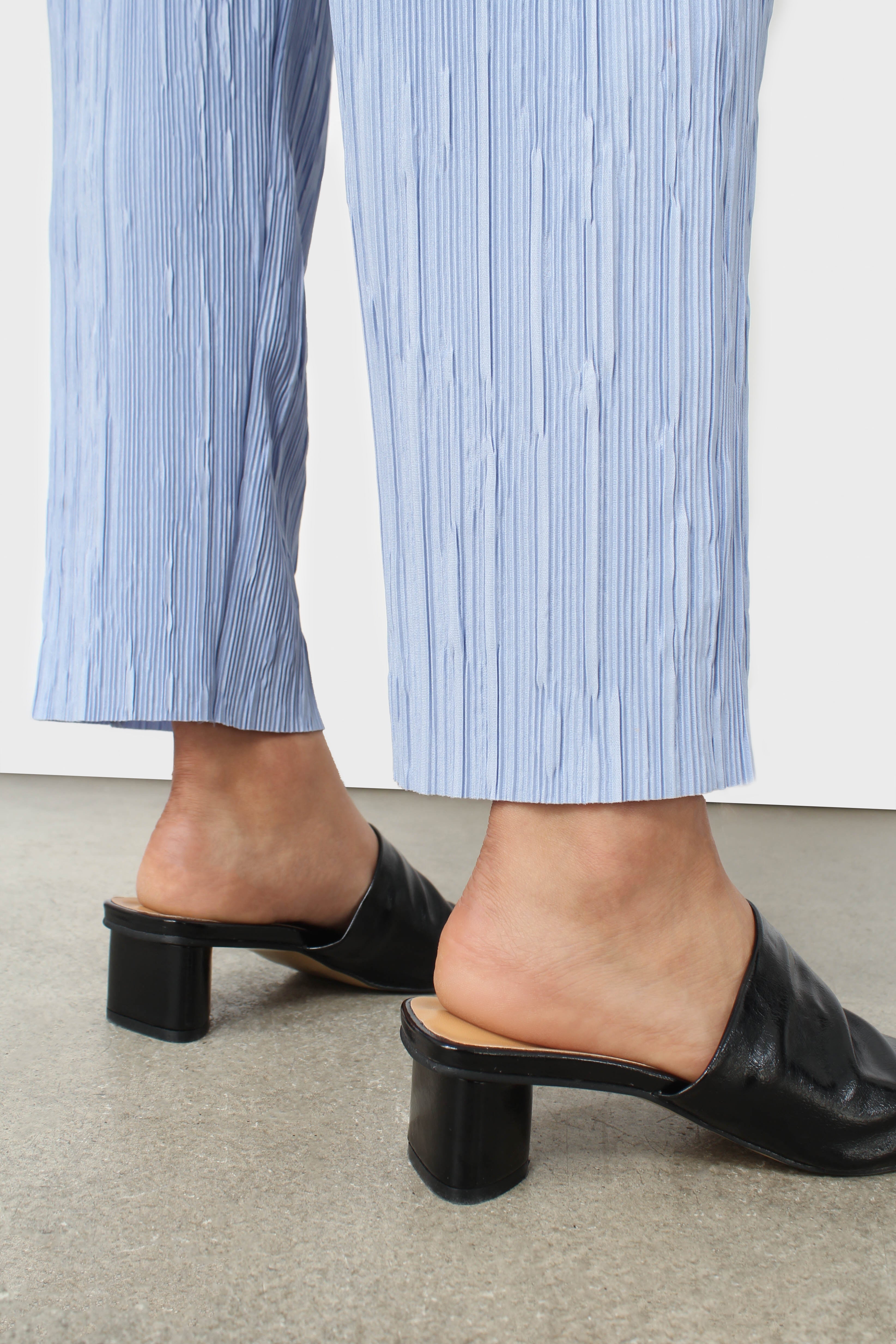 Black shine triangle mid heeled mule_11