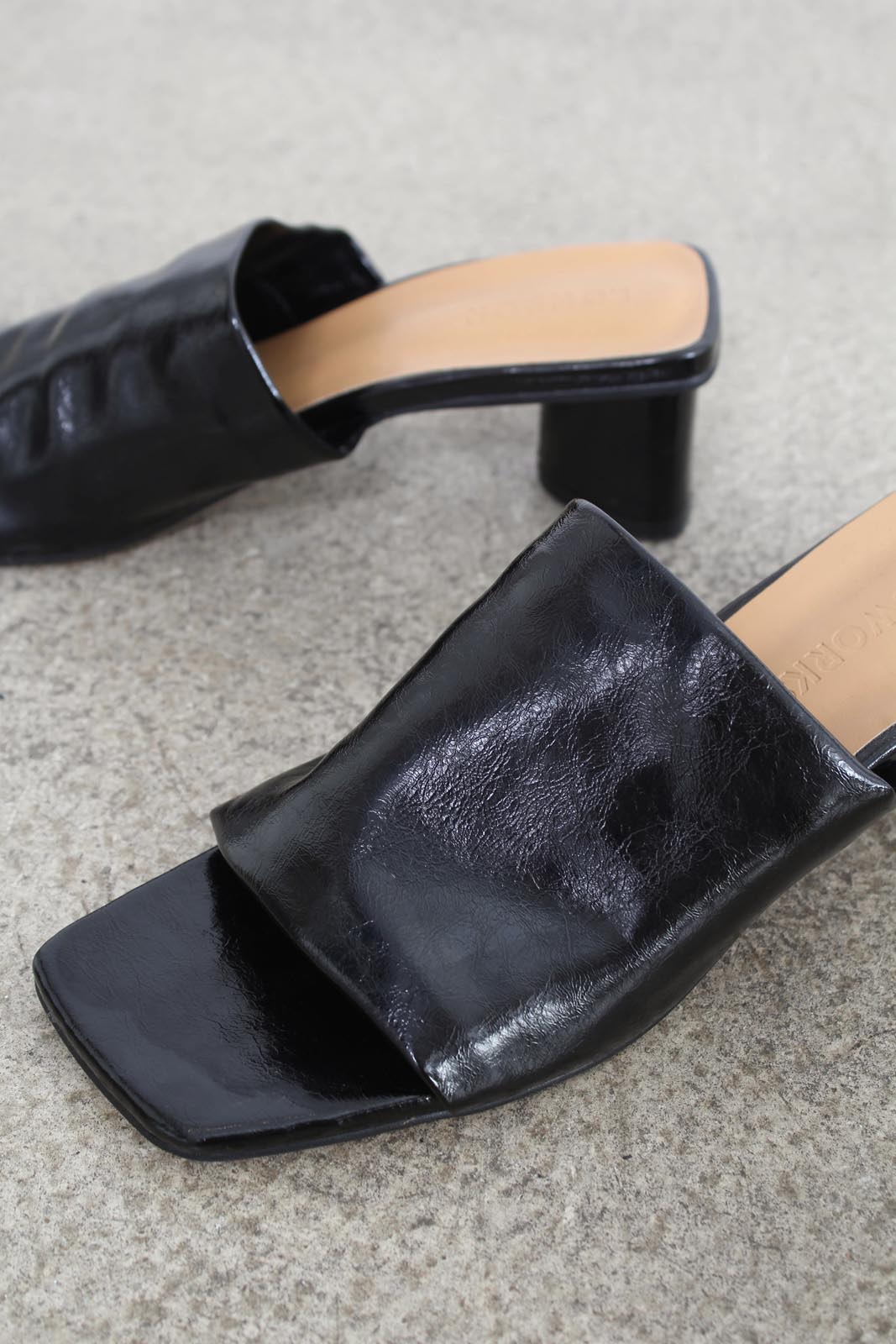 Black shine triangle mid heeled mule_1