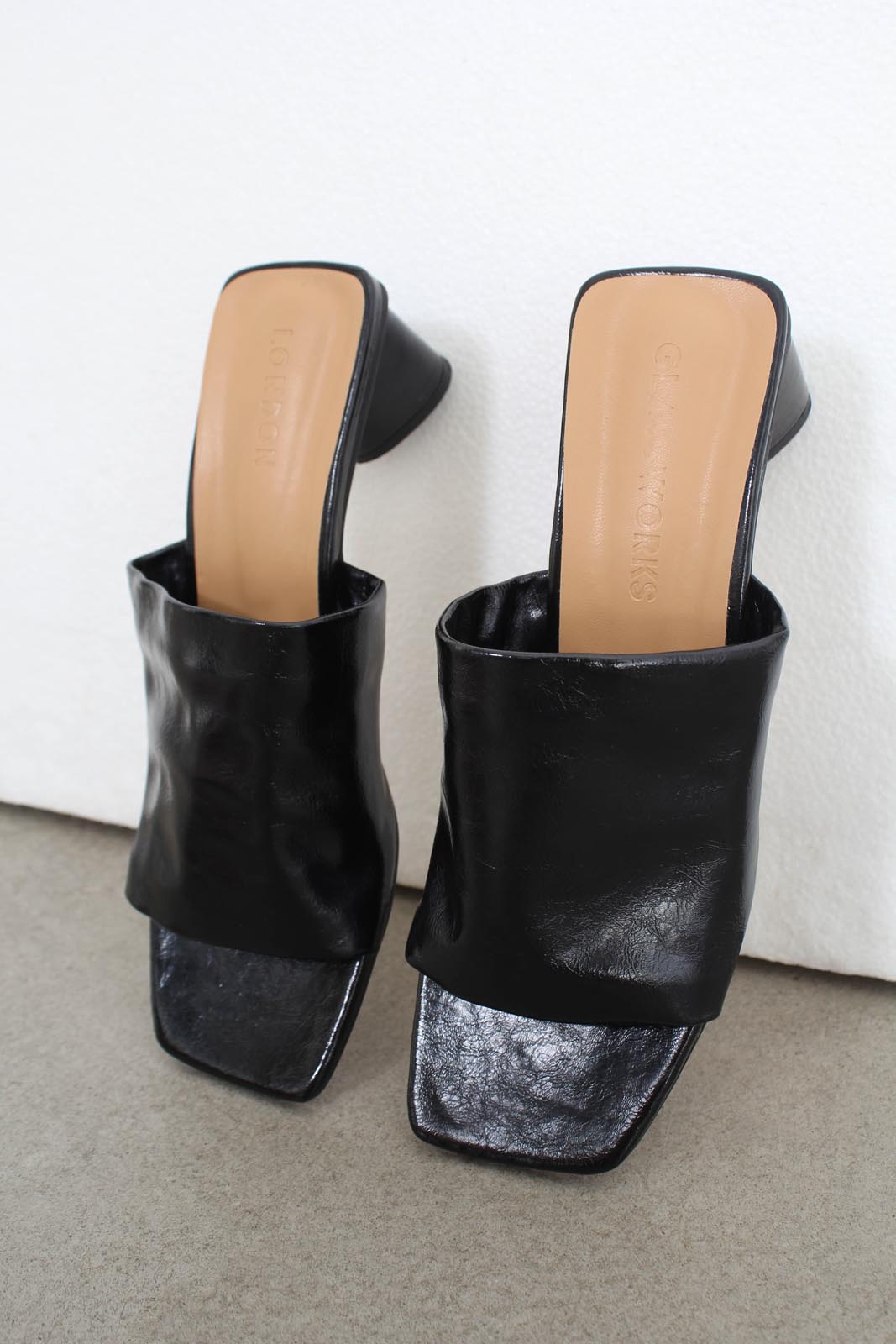 Black shine triangle mid heeled mule_7