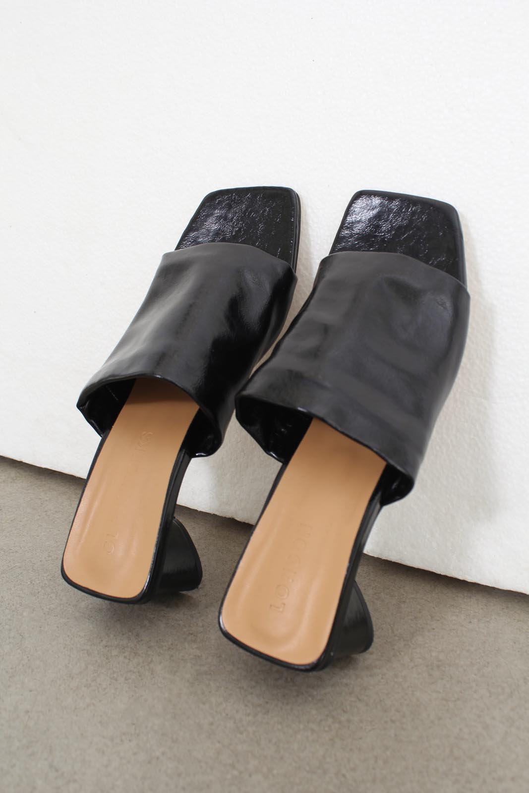 Black shine triangle mid heeled mule_5