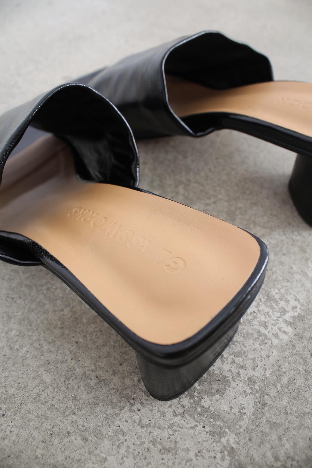 Black shine triangle mid heeled mule_4