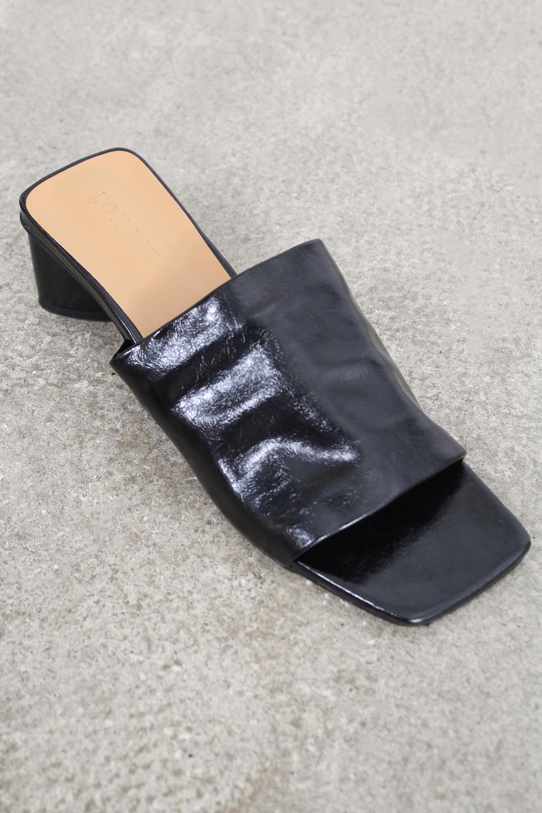 Black shine triangle mid heeled mule_6