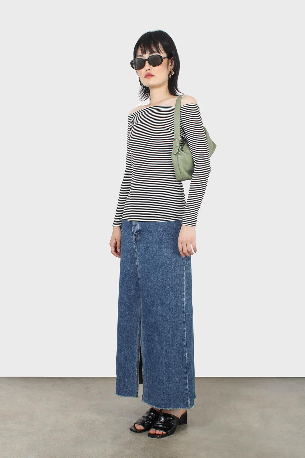 Black shine triangle mid heeled mule_10