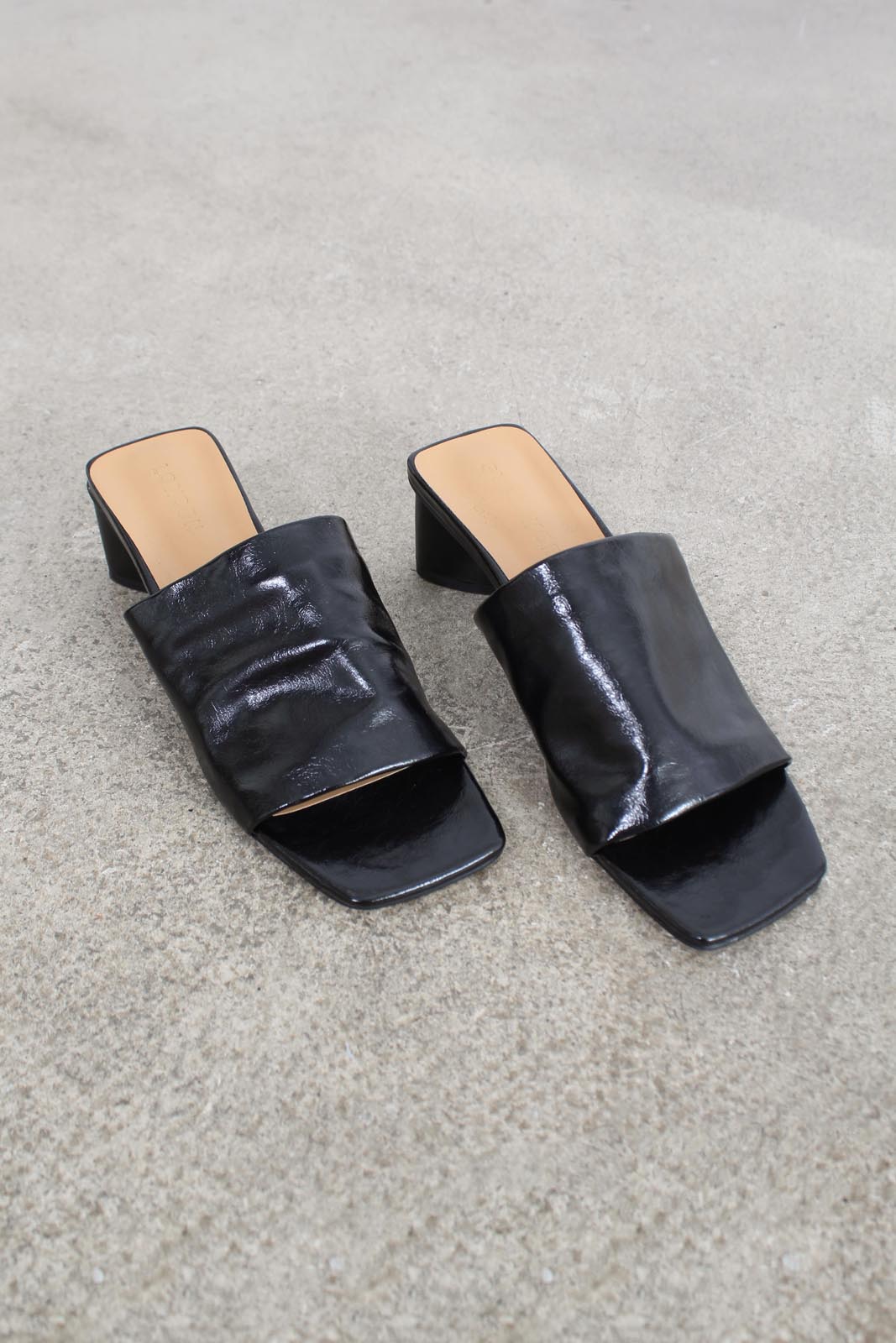 Black shine triangle mid heeled mule_9