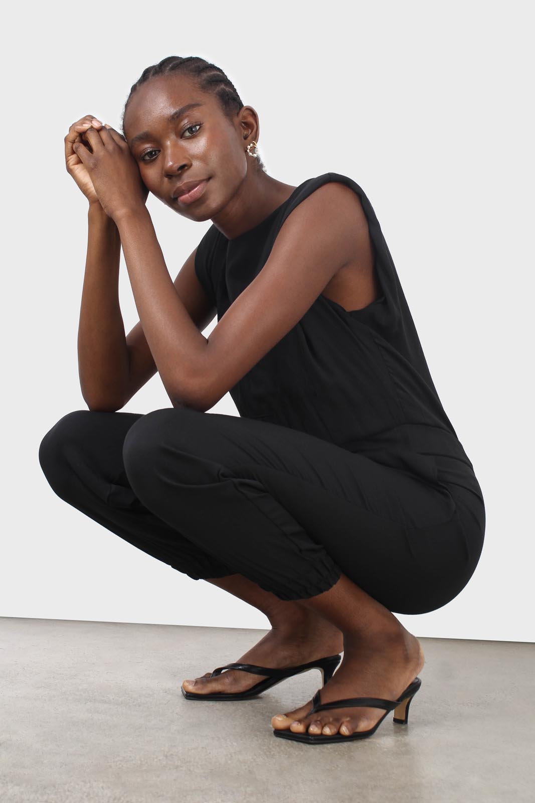 Black simple sleeveless jumpsuit_5