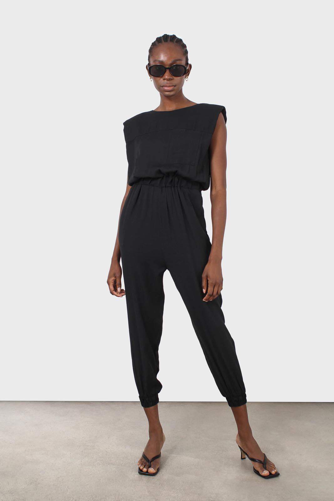 Black simple sleeveless jumpsuit_6