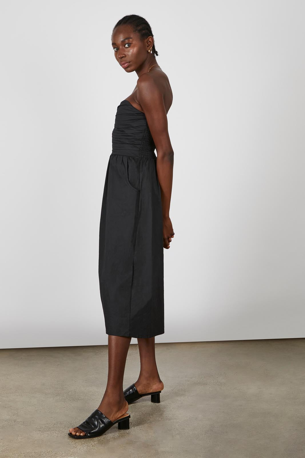 Black pleat detail smocked back strapless midi dress_6