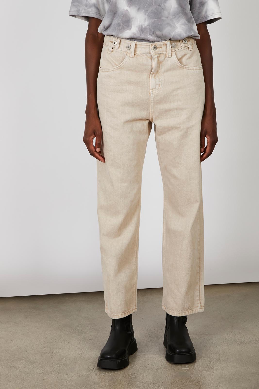 Washed beige adjustable side button jeans_3