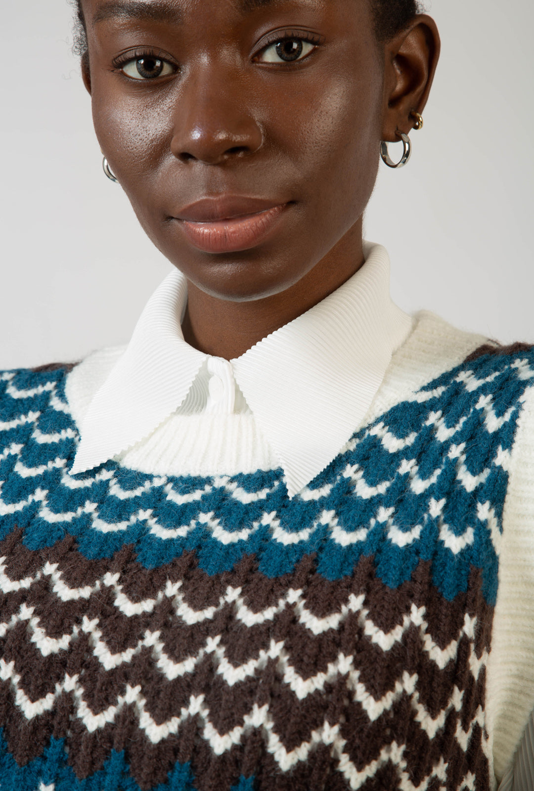 Blue intarsia wave ivory trim sweater vest_5