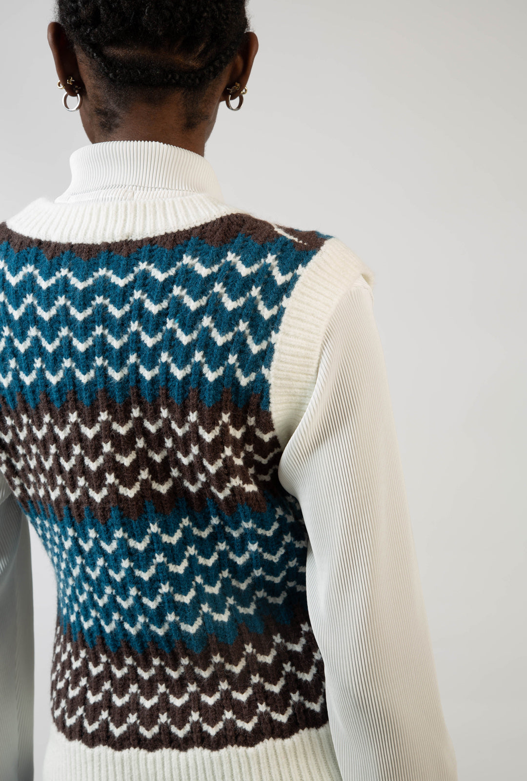 Blue intarsia wave ivory trim sweater vest_6