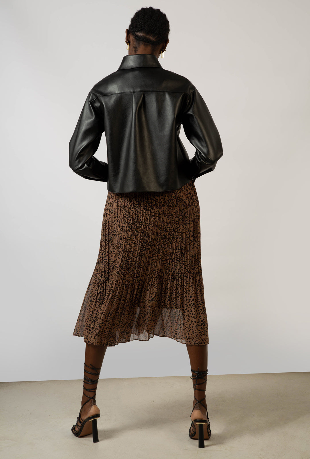 Black vegan leather cropped shirt jacket_6