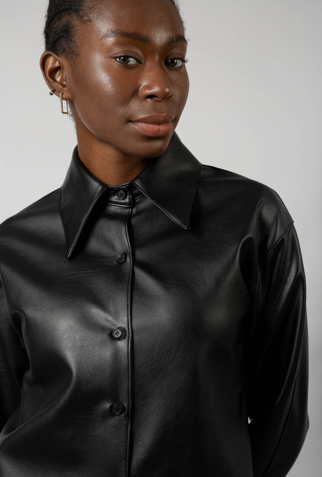 Black vegan leather cropped shirt jacket_10