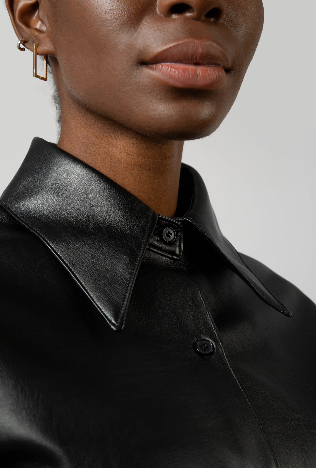 Black vegan leather cropped shirt jacket_9
