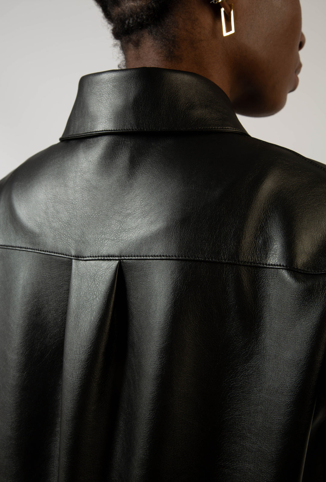Black vegan leather cropped shirt jacket_4