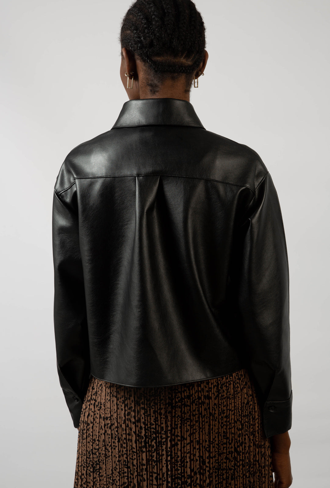 Black vegan leather cropped shirt jacket_2