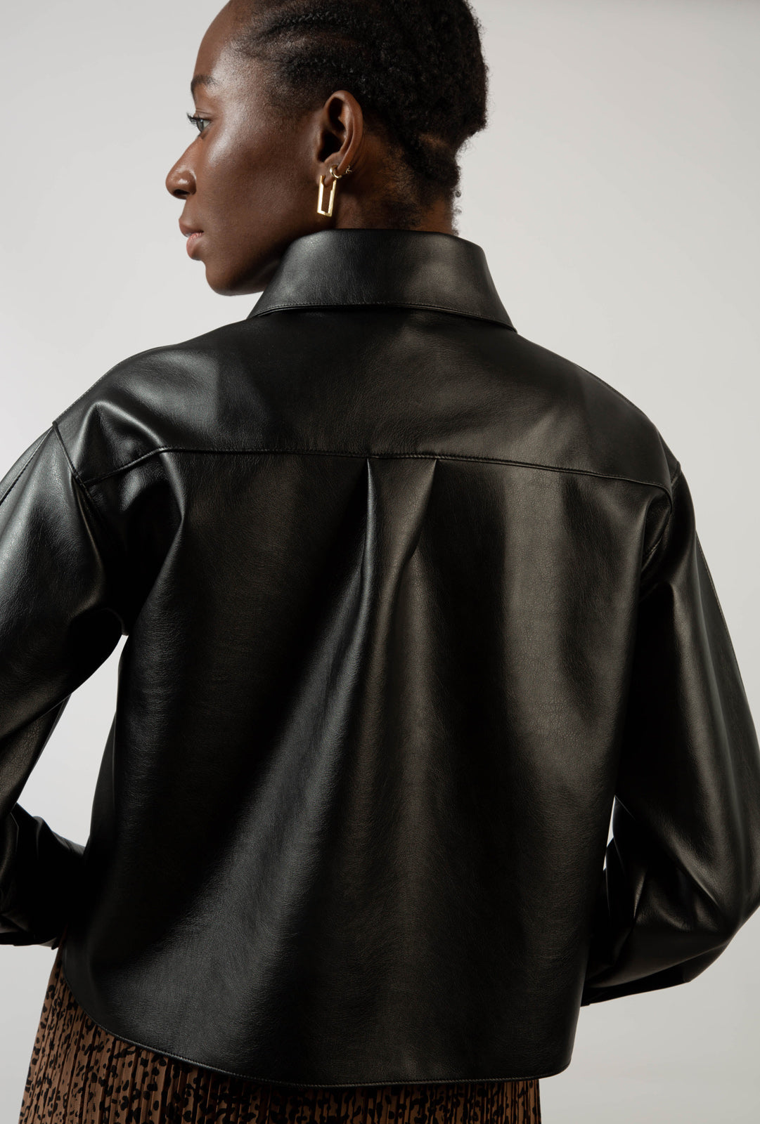 Black vegan leather cropped shirt jacket_8