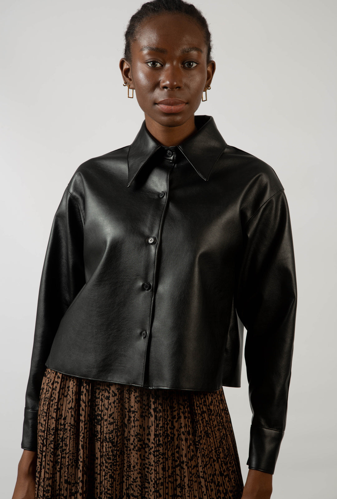 Black vegan leather cropped shirt jacket_7