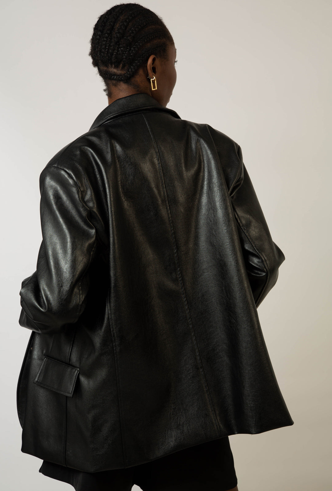 Black vegan leather single breasted blazer_3