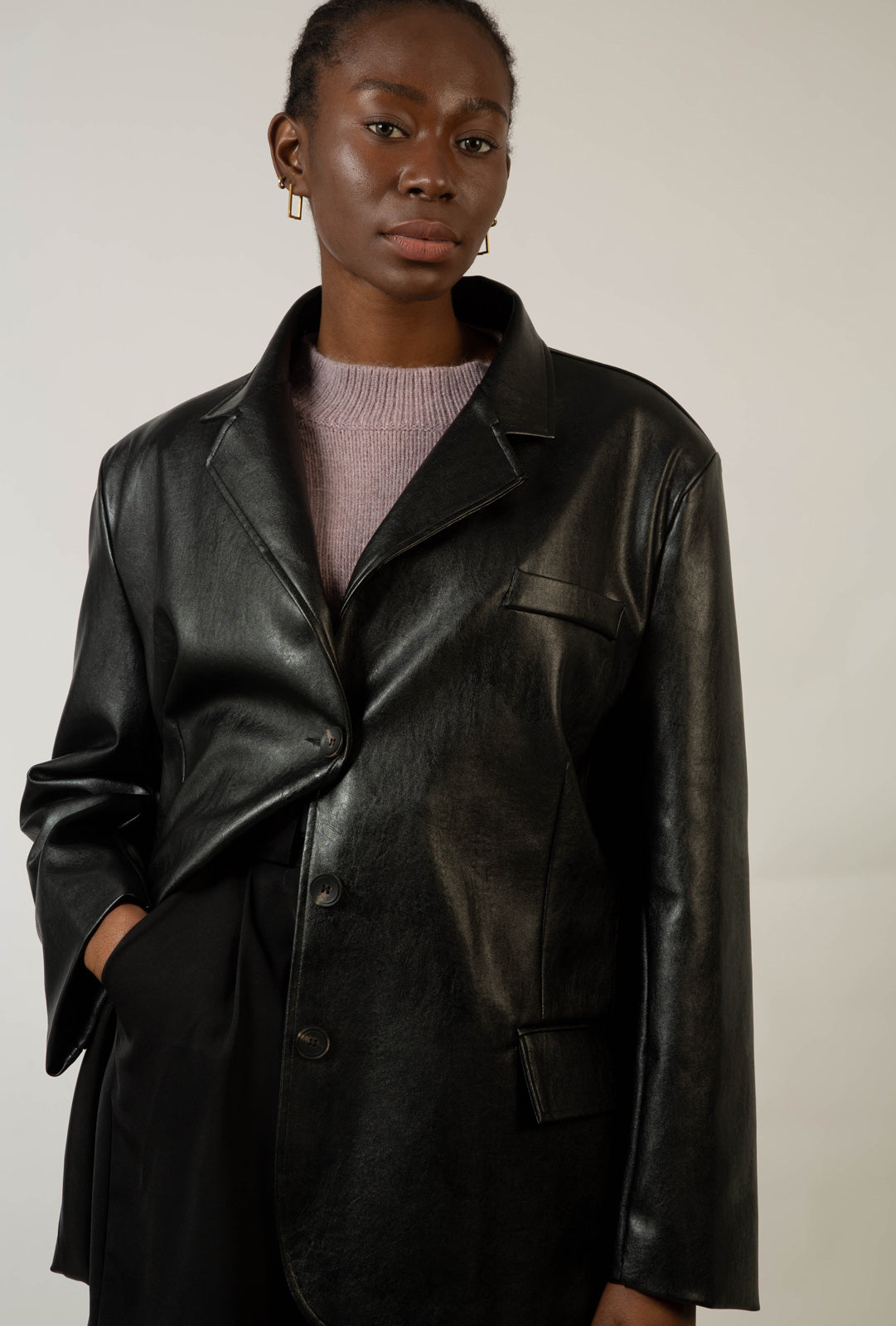 Black vegan leather single breasted blazer_5