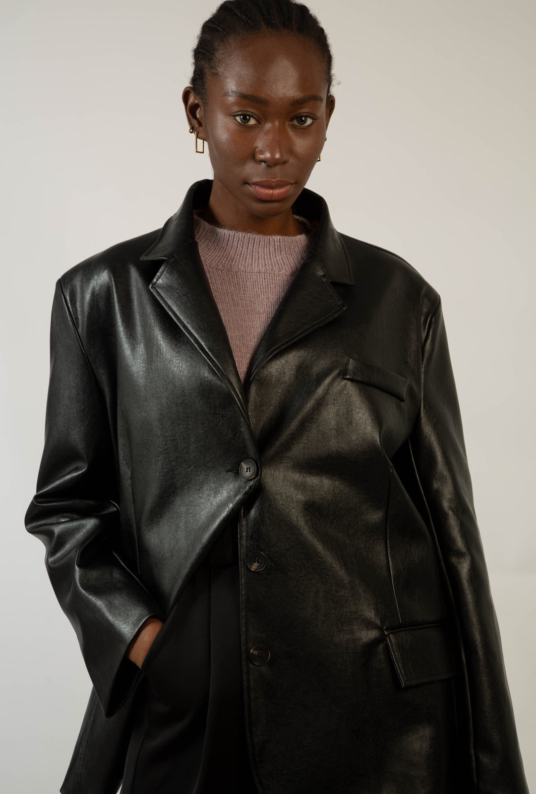 Black vegan leather single breasted blazer_10