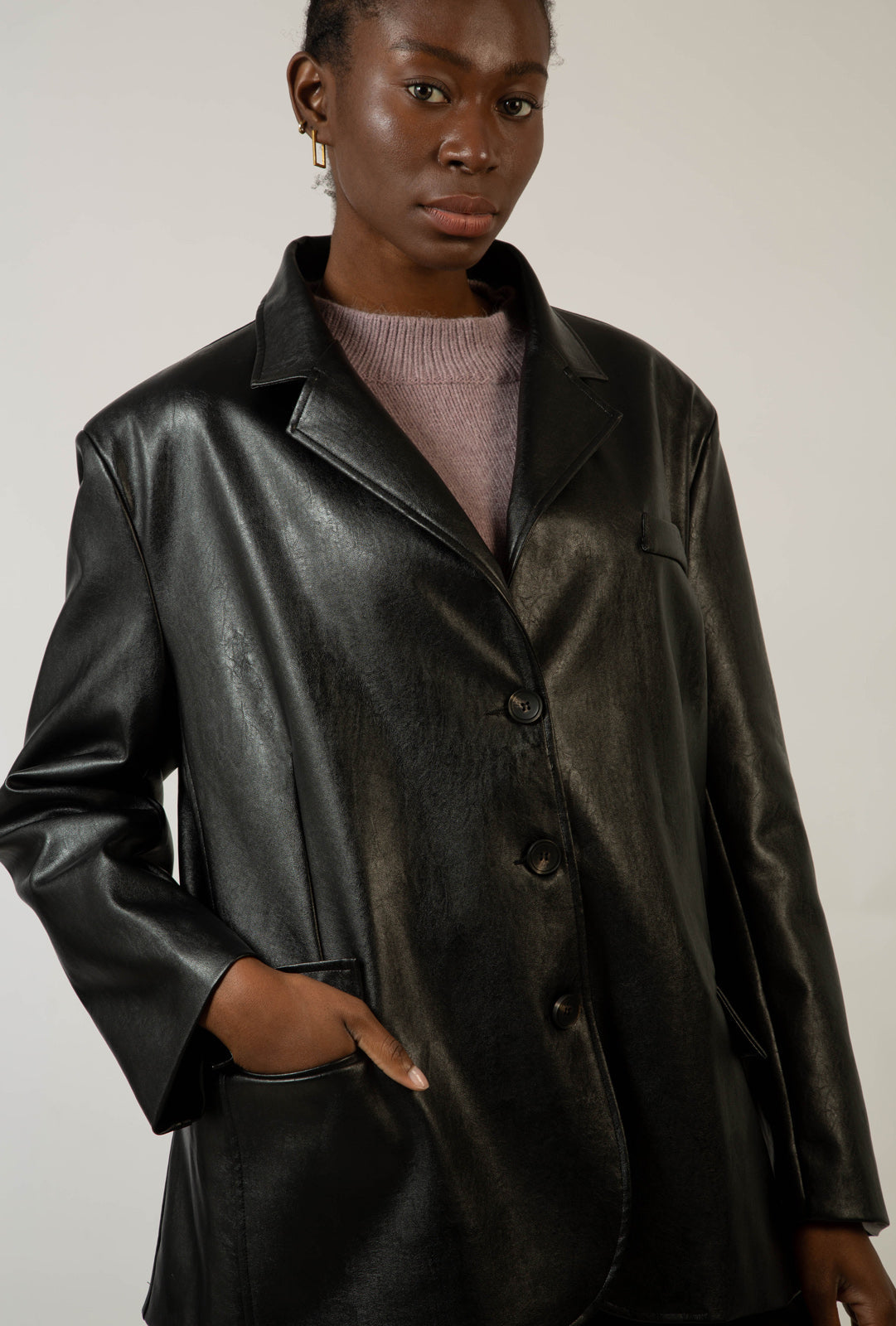 Black vegan leather single breasted blazer_8