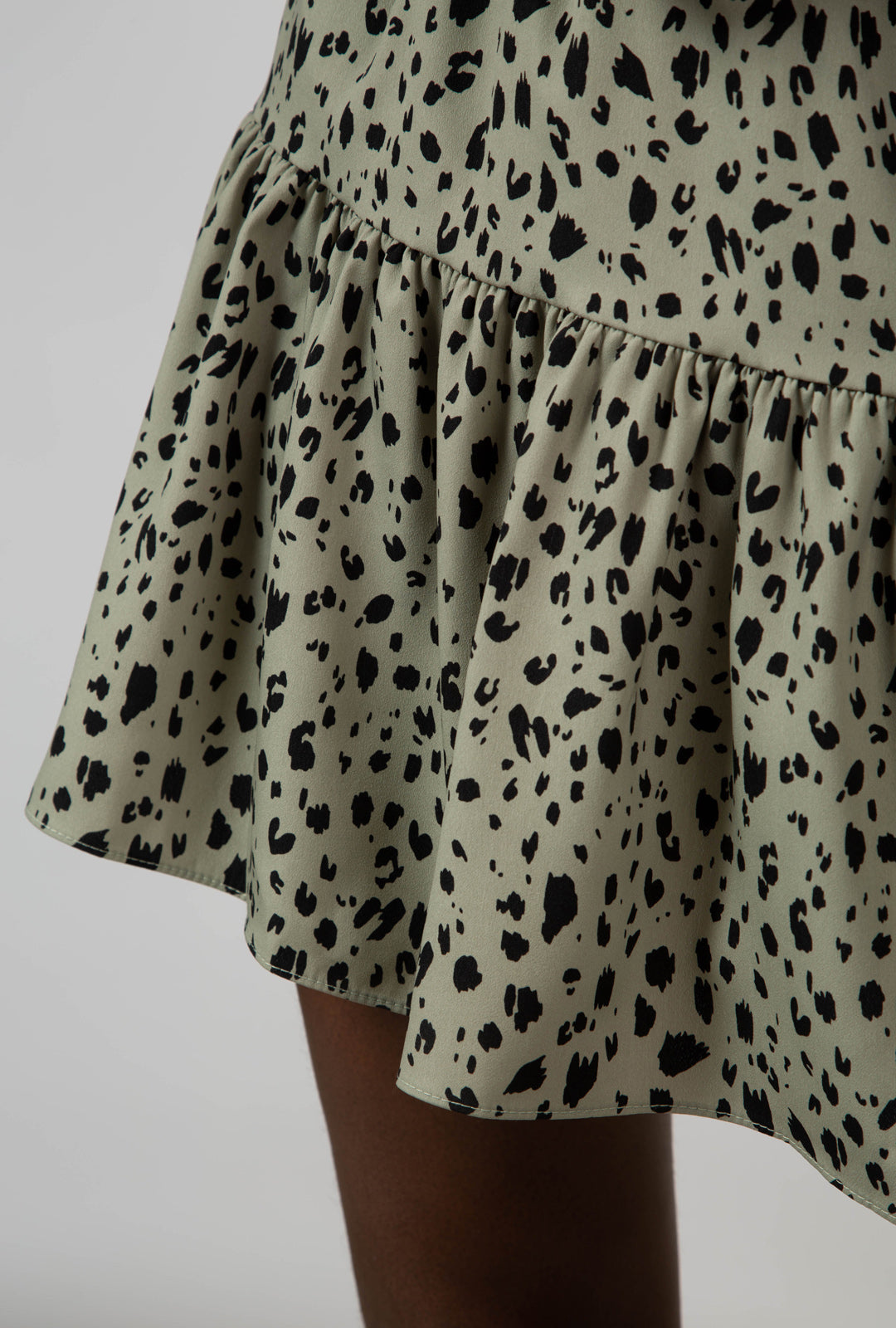 Khaki leopard print tiered mini skirt_4