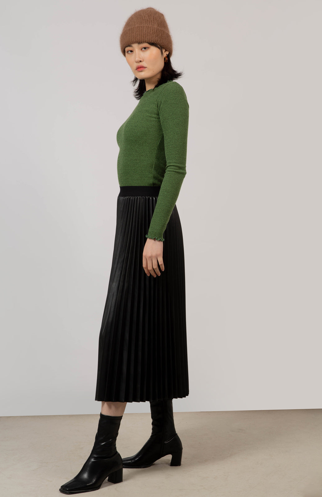 Green ruffle trim ribbed top_4