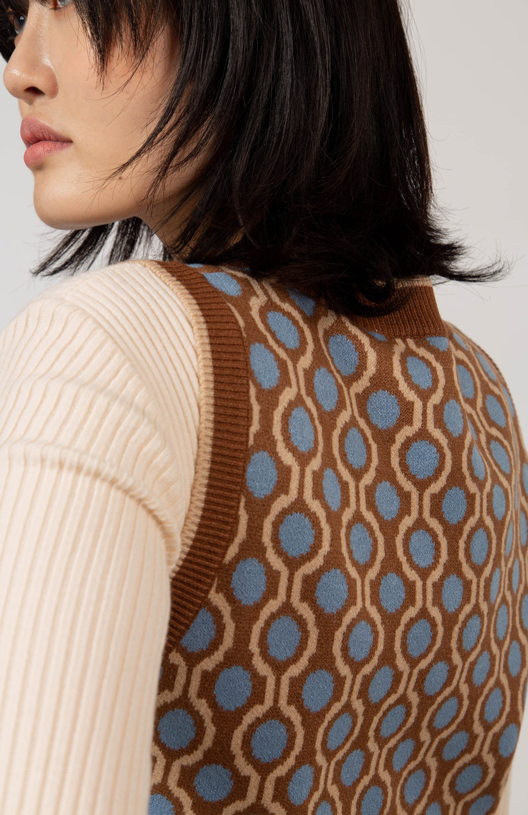 Brown and blue geometric circles knit vest_7