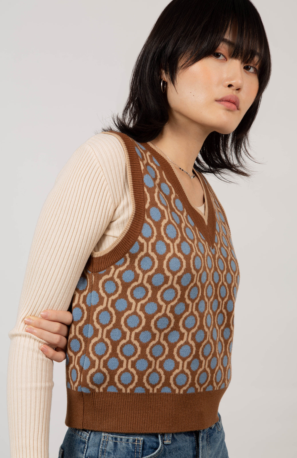 Brown and blue geometric circles knit vest_8