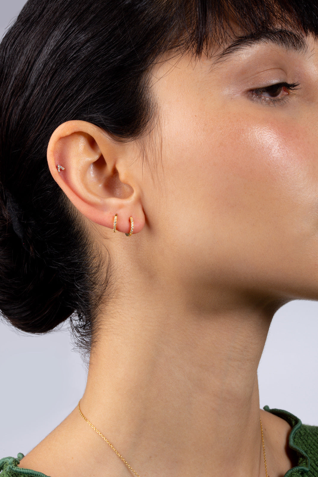 Gold tiny diamante V stud_5