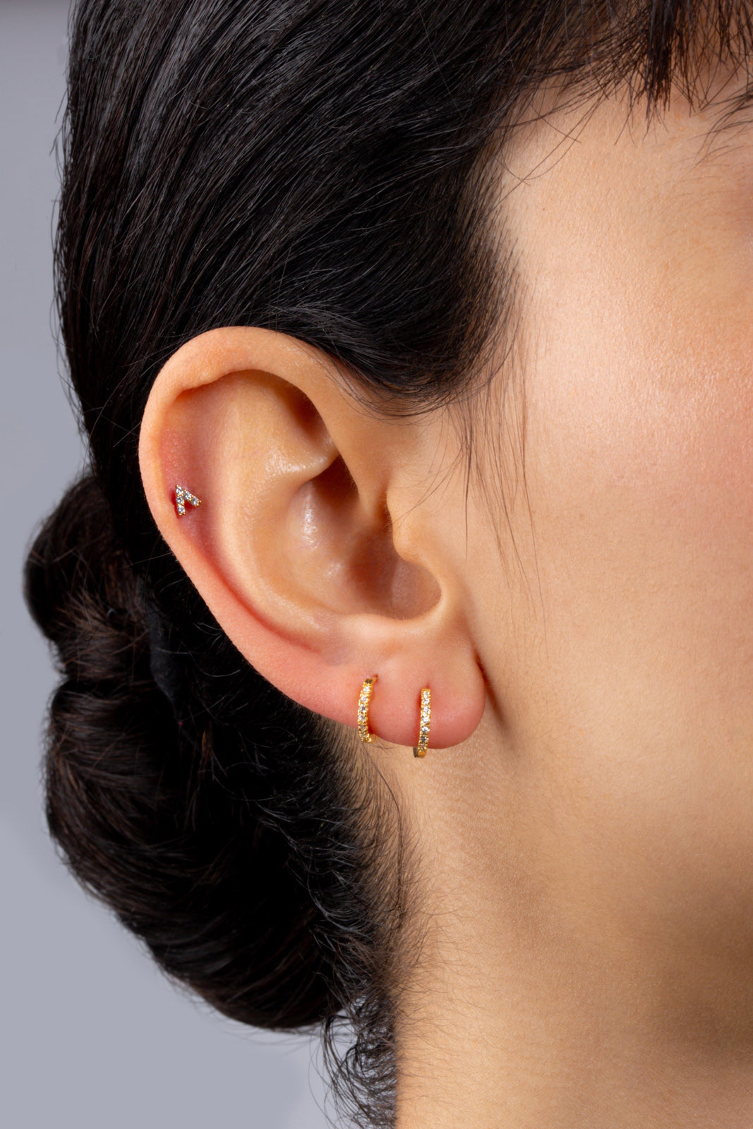 Gold tiny diamante V stud_4