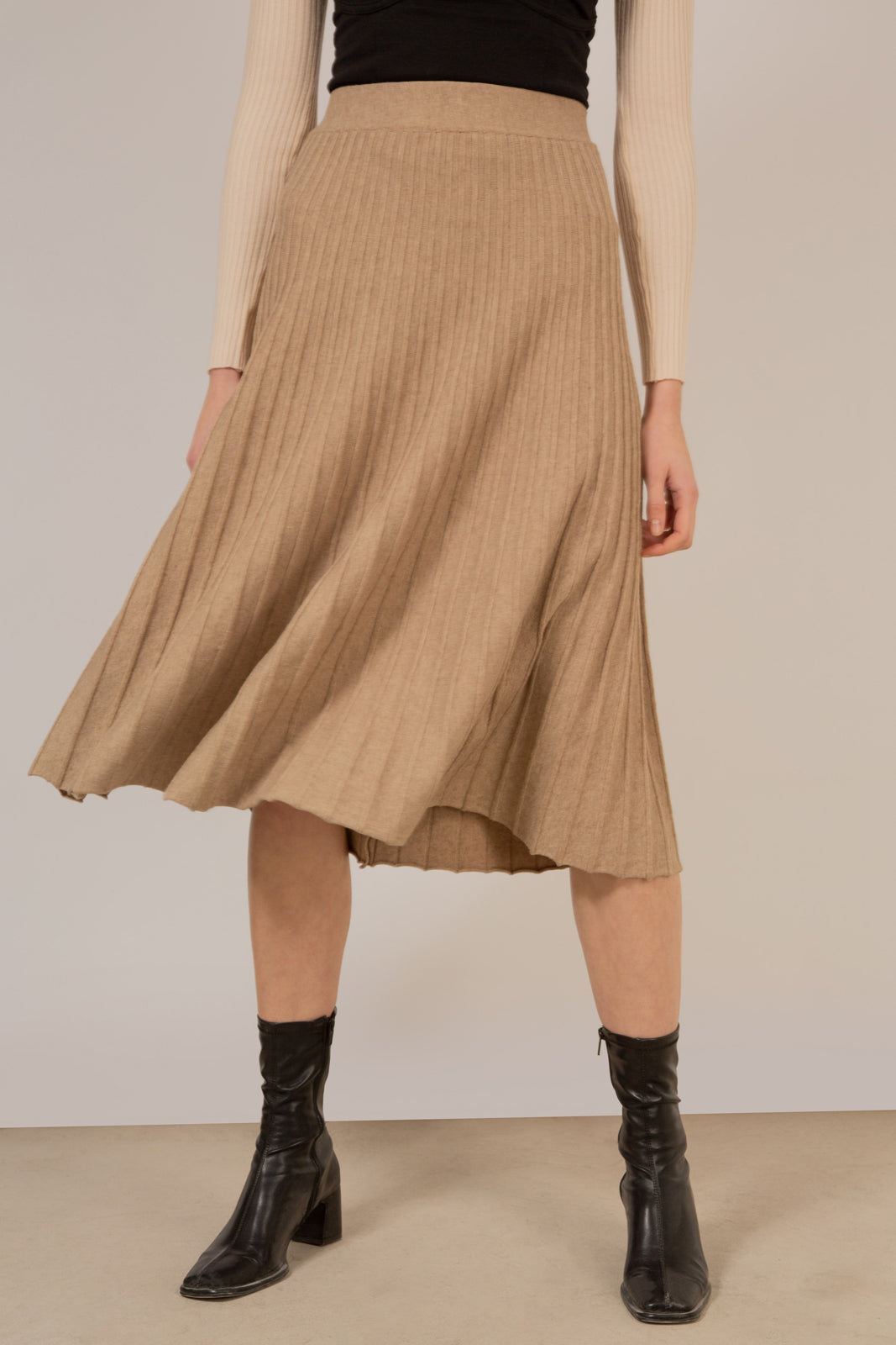 Beige lined midi length flare knit skirt_4