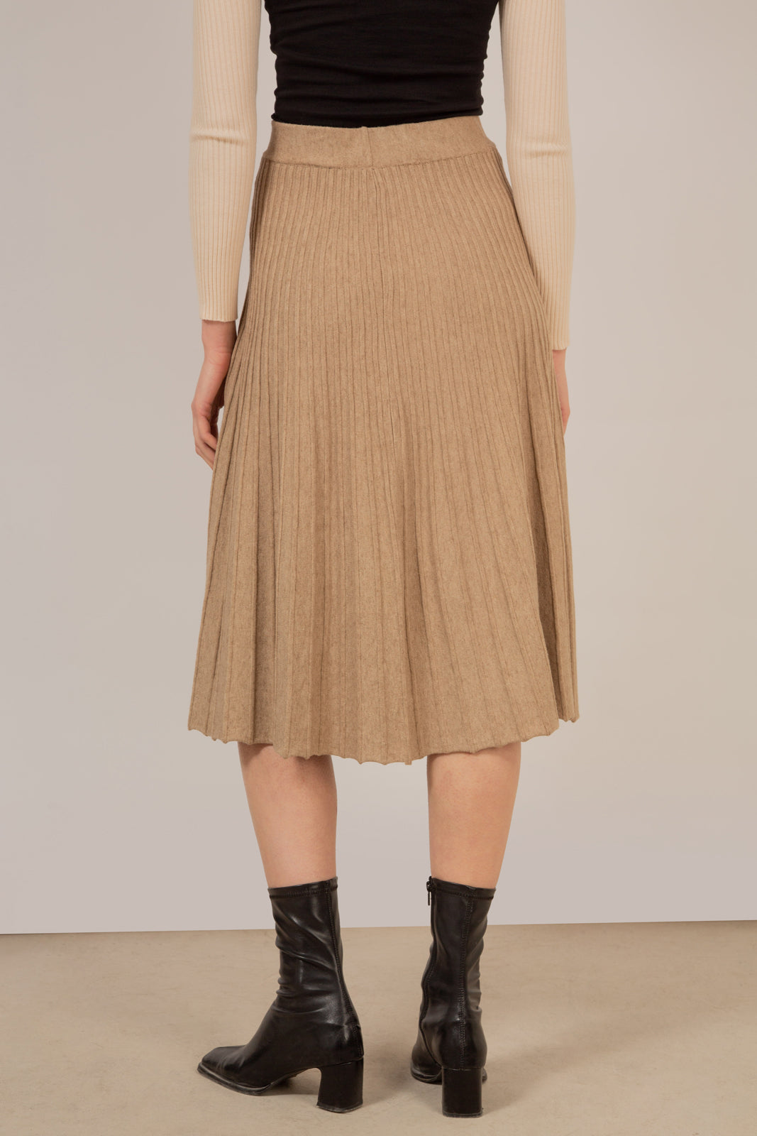Beige lined midi length flare knit skirt_5