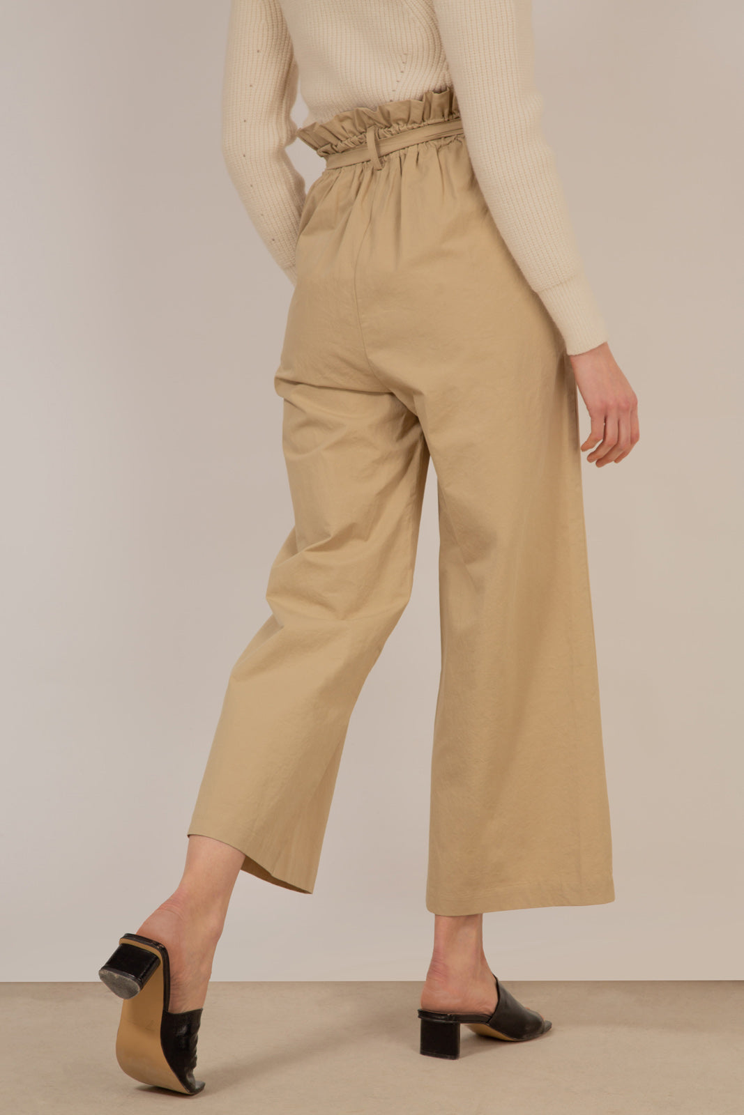 Beige high waist belted trousers_5