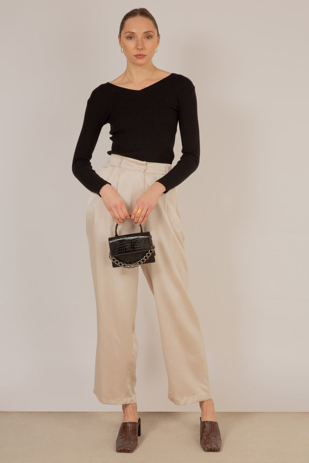 Black V-neck ribbed long sleeved knit top_7