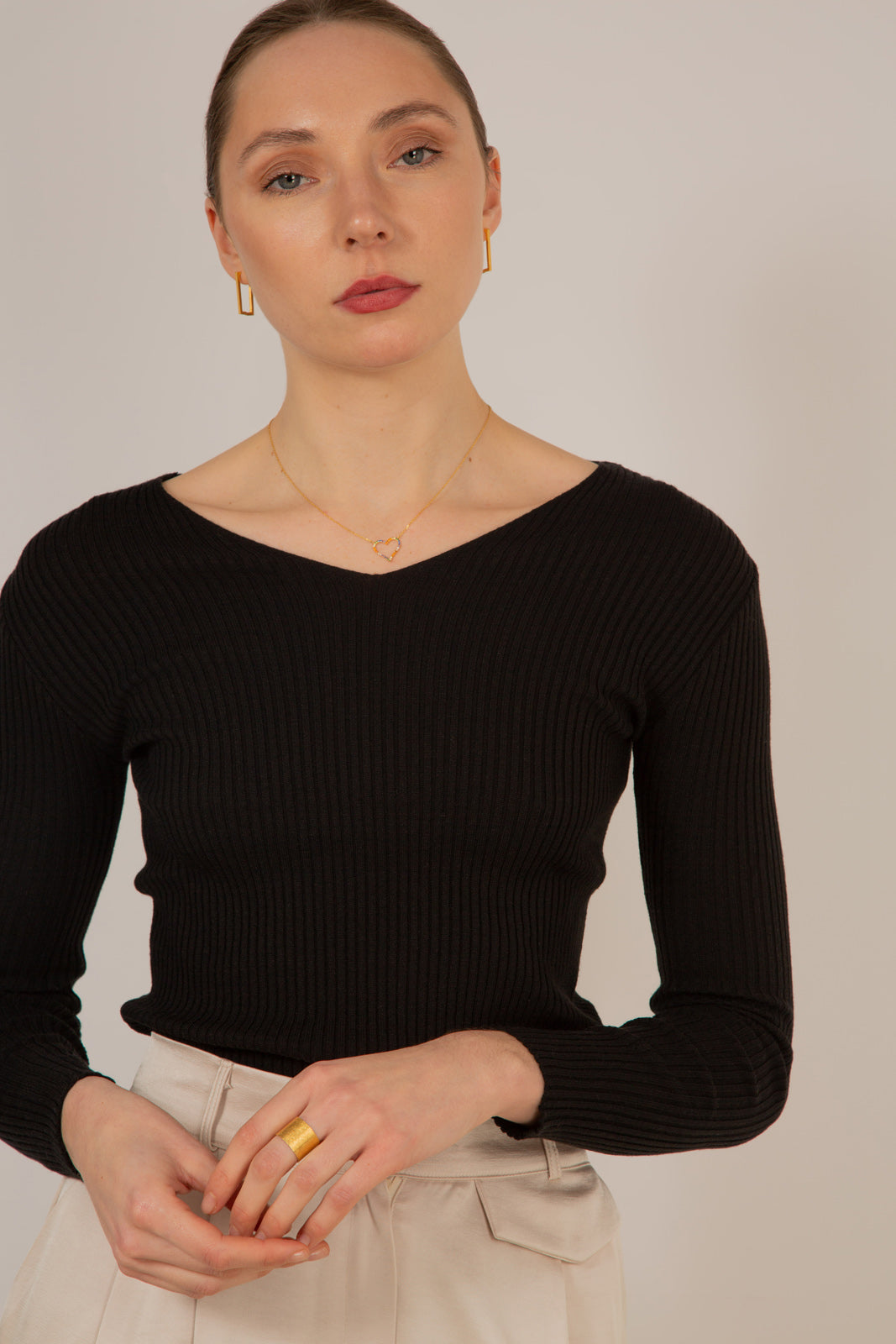 Black V-neck ribbed long sleeved knit top_5