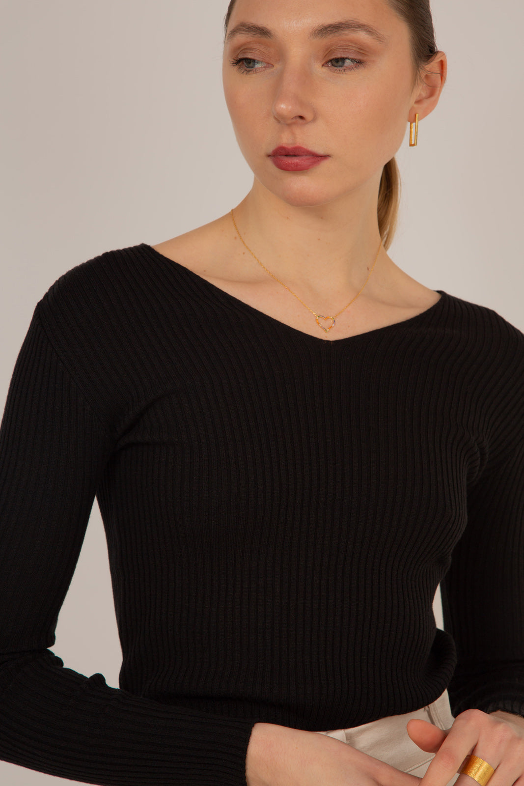 Black V-neck ribbed long sleeved knit top_2