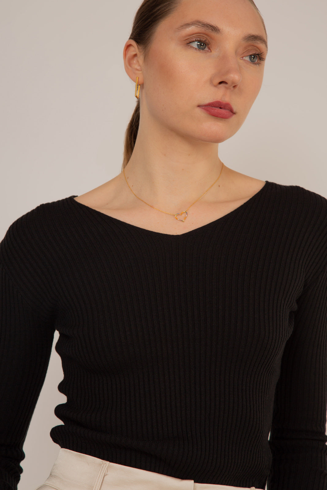 Black V-neck ribbed long sleeved knit top_6