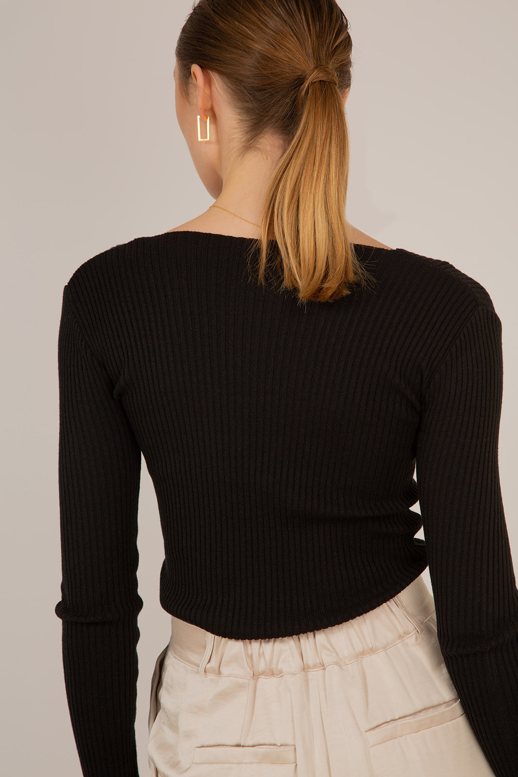 Black V-neck ribbed long sleeved knit top_8
