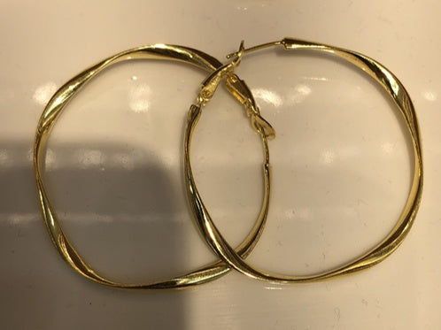 Gold irregular strand hoop earrings_1