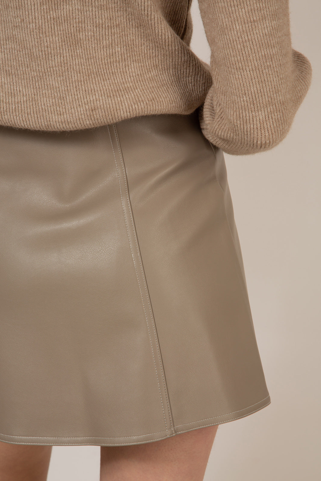 Dark beige contrast stitch mini skirt_7