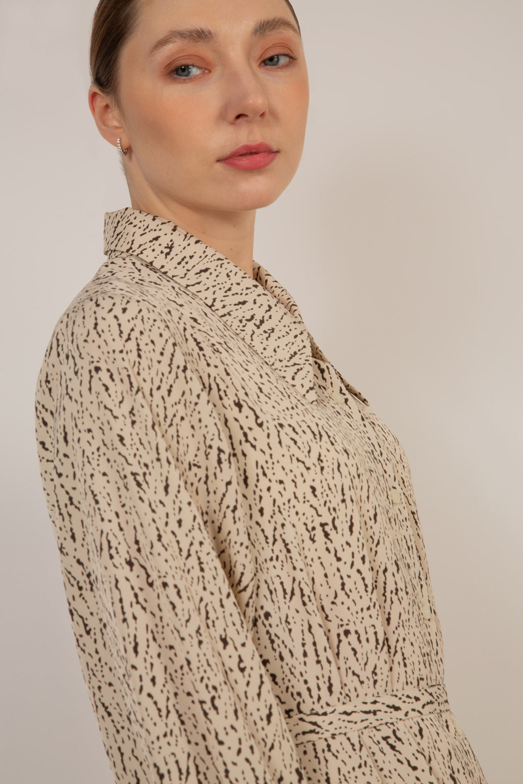 Ivory and black abstract print shirt dress_8