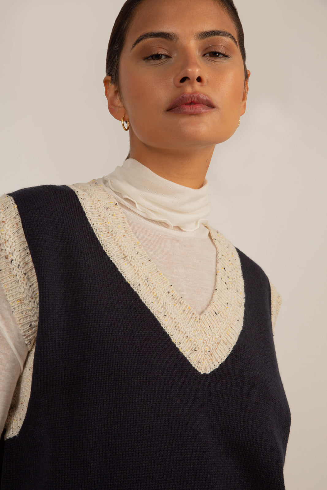 Navy and beige flecked contrast trim sweater vest_7