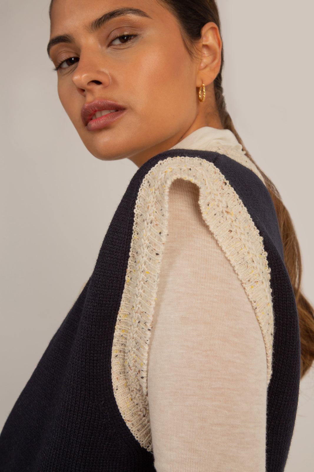 Navy and beige flecked contrast trim sweater vest_5