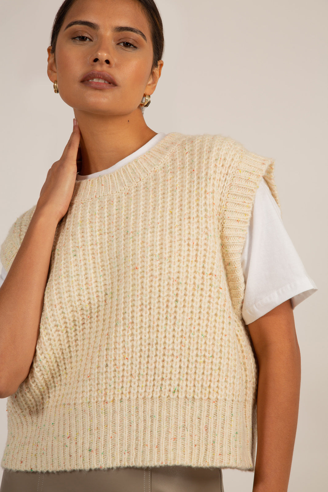 Oatmeal flecked ribbed sweater vest_5