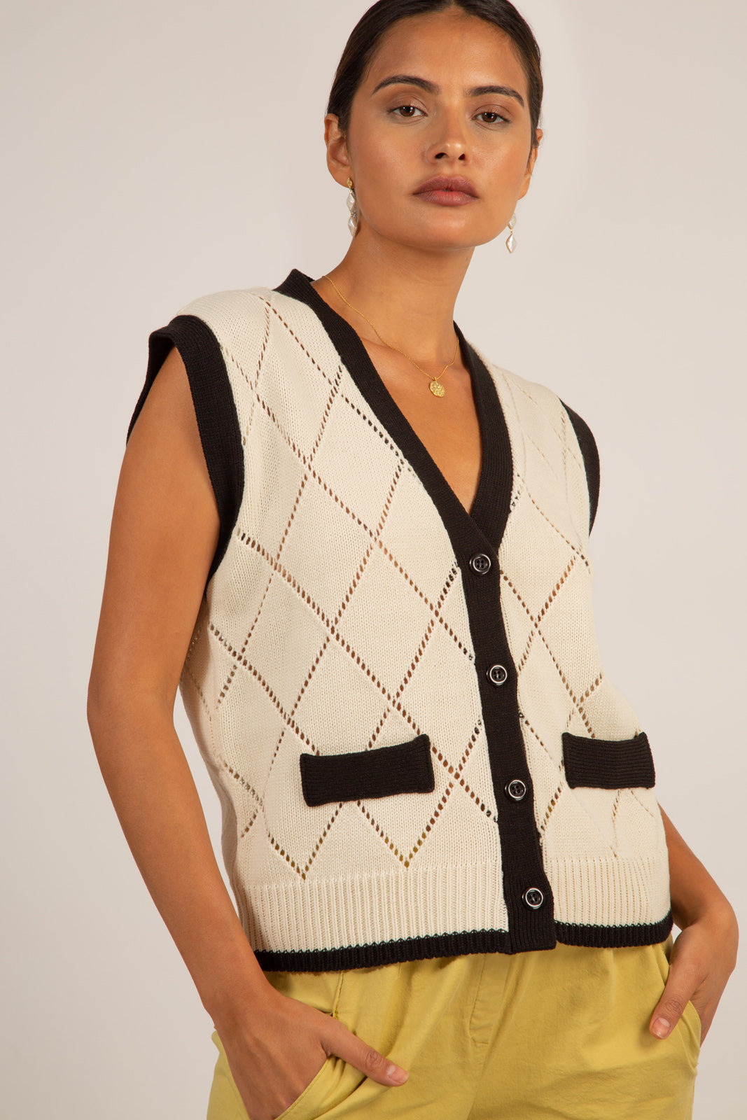 Ivory dotted diamond black trim sleeveless cardigan_4