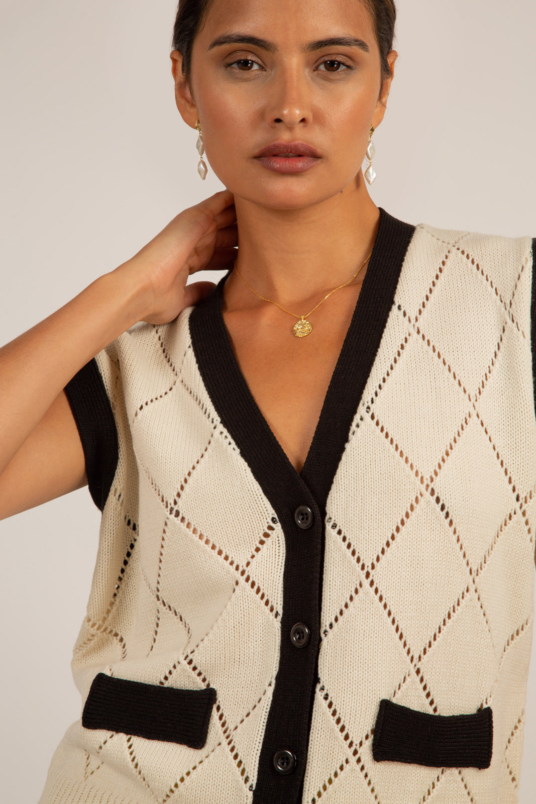 Ivory dotted diamond black trim sleeveless cardigan_9